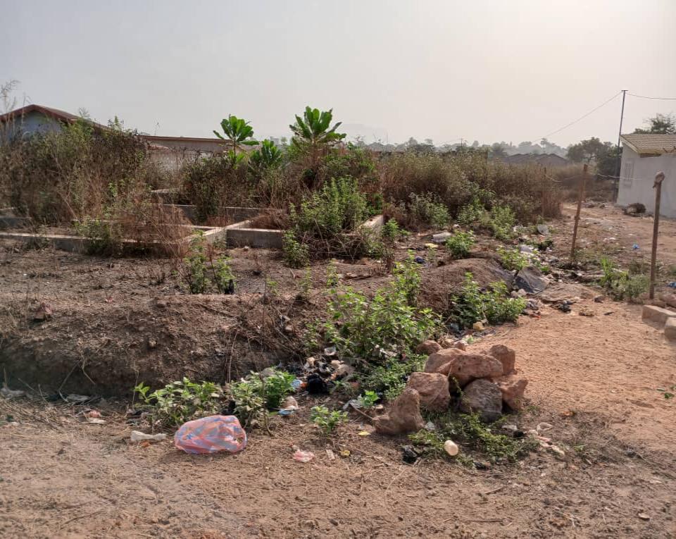 VENTE D'UNE DEMI PARCELLE AVEC FONDATION DE TROIS CHAMBRES ET DEUX DOUCHES.